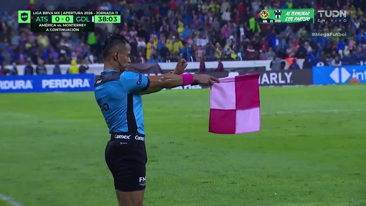 ¡Gol de Chivas! Ricardo Marín aprovecha error de Camilo pero se lo anulan por fuera de juego