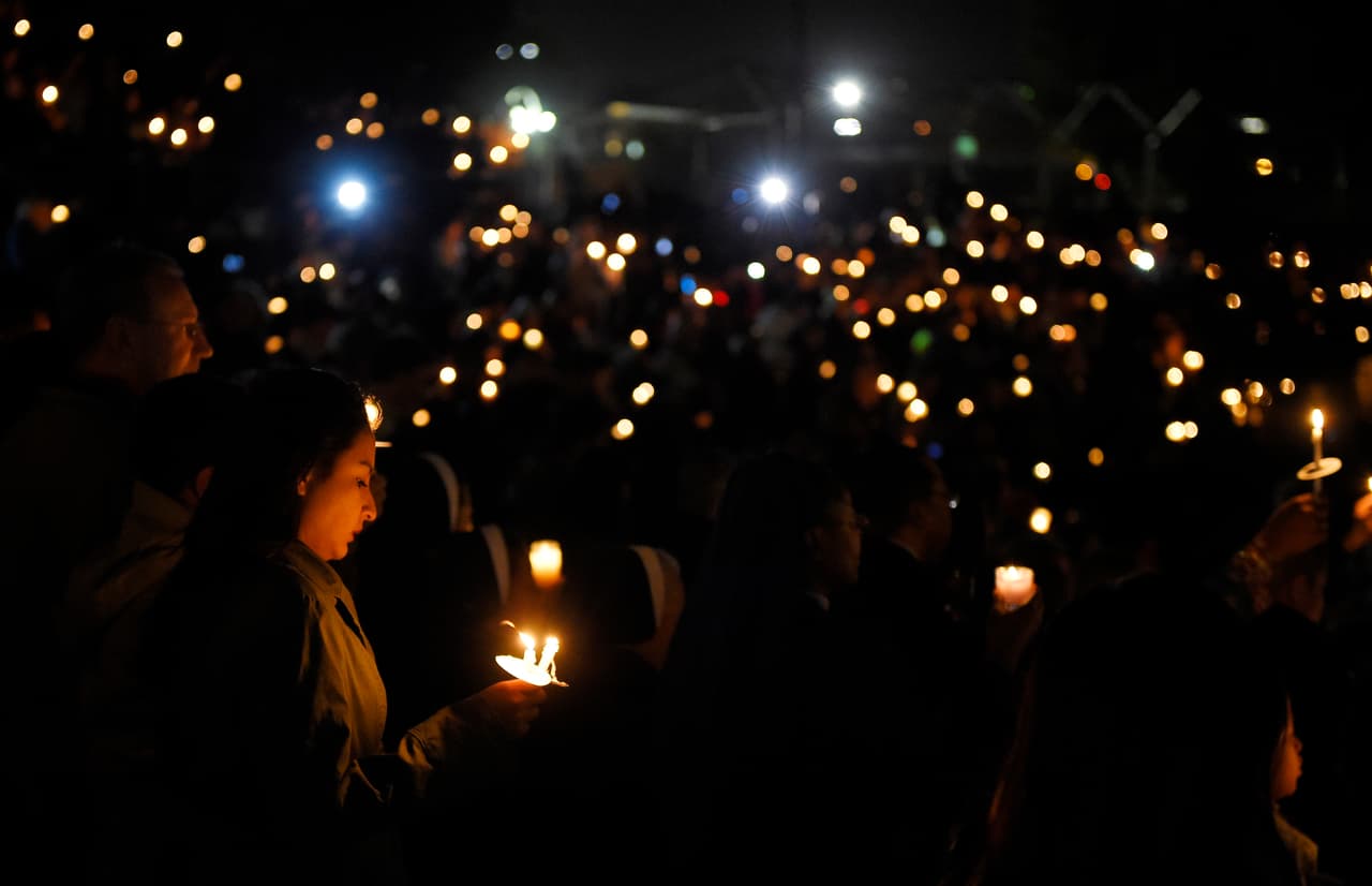 Velas iluminando el estado de San Manuel, en recuerdo de las víctimas del tiroteo