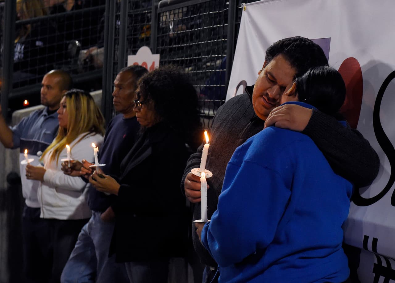 Una pareja de latinos participa en la vigilia