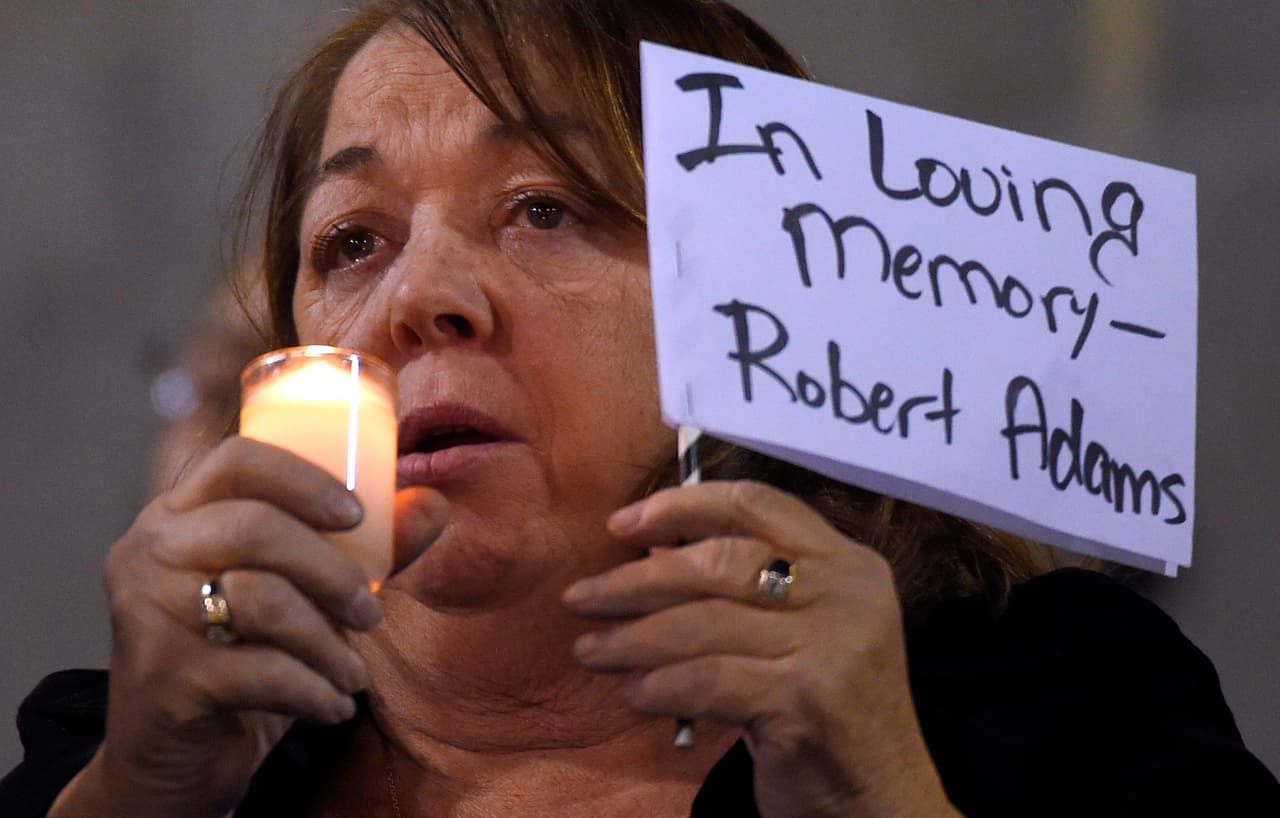 Esta mujer recuerda a Robert Adams, uno de los 14 fallecidos en el tiroteo