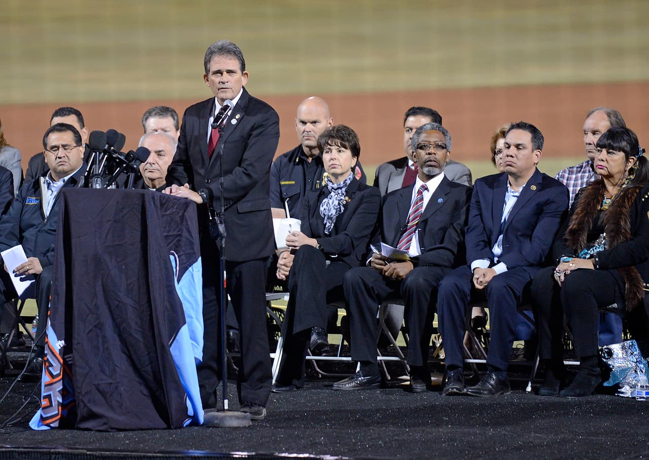Cary Davis, alcalde de San Bernardino, ofreció unas breves palabras en la vigilia