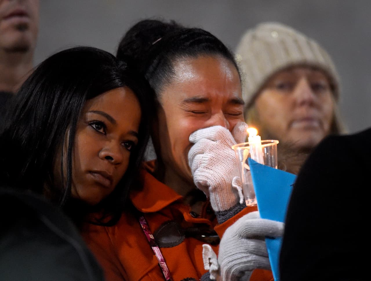 Una mujer no puede contener el llanto en la vigilia por las víctimas de San Bernardino