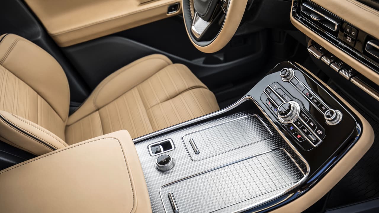 La consola central de la nueva Lincoln Aviator en aluminio tratado luce muy elegante.