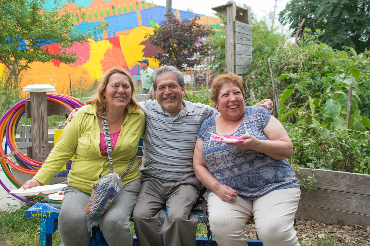 El área donde se encuentra este vibrante jardín comunitario llamado "El paseo" alguna vez fue un terreno abandonado al oeste de Chicago. Sin embargo, hoy en día es un lugar donde personas de todas las edades conviven, aprenden y cosechan sus propios alimentos.