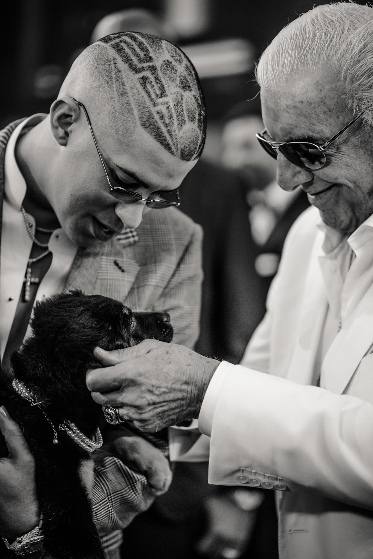 En la alfombra magenta, el puertorriqueño se dejó ver con el conocido luchador de WWE Rick Flair y con un perrito, lo que mostró un lado tierno del cantante de trap.