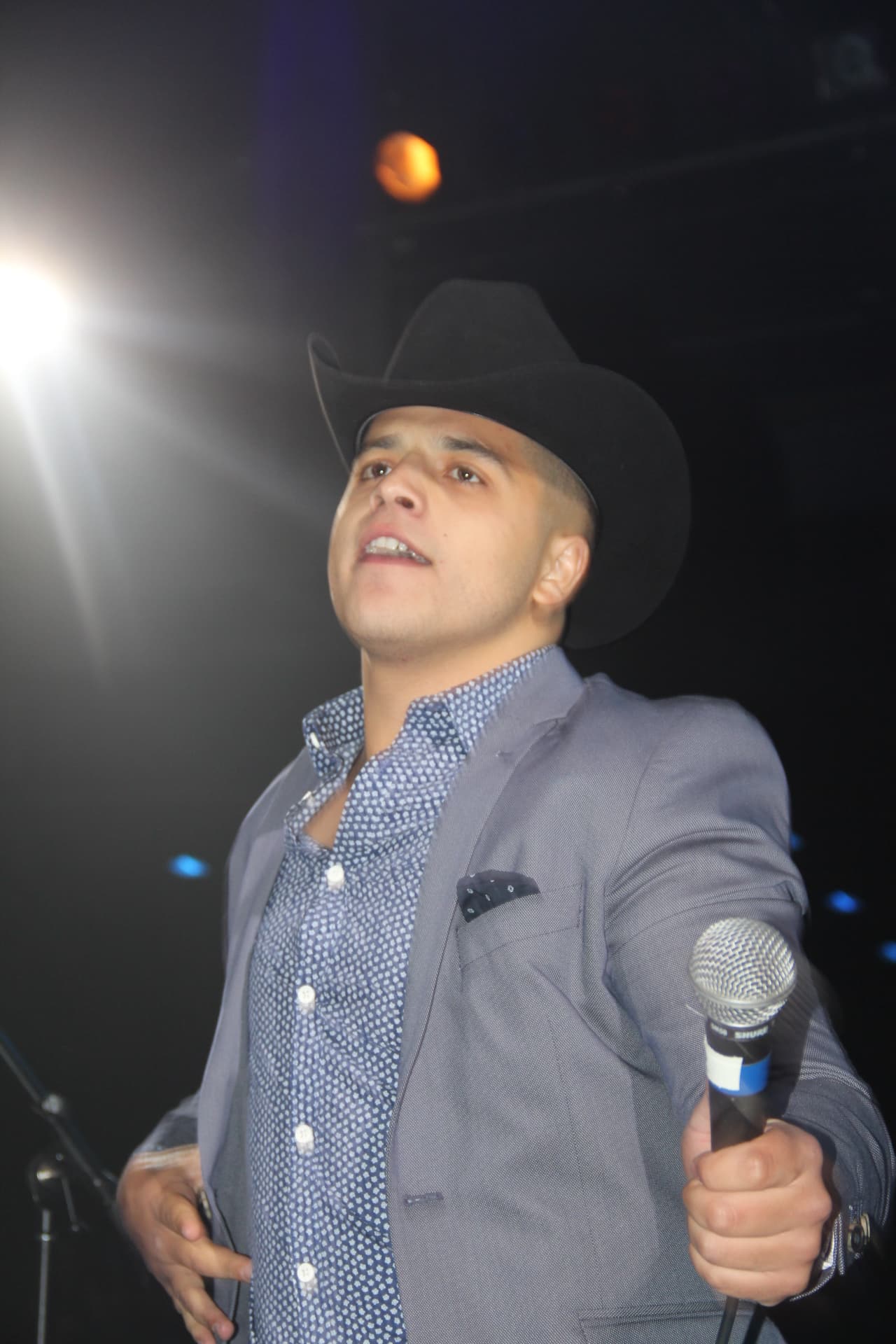 Jesús Mendoza es un talento sinaloense que va creciendo en popularidad, y los fans no se resistieron a sus corridos en este Concierto Privado de la 105.9 y Univisión Arizona, exclusivo para los fans de las estaciones de la familia Univisión.