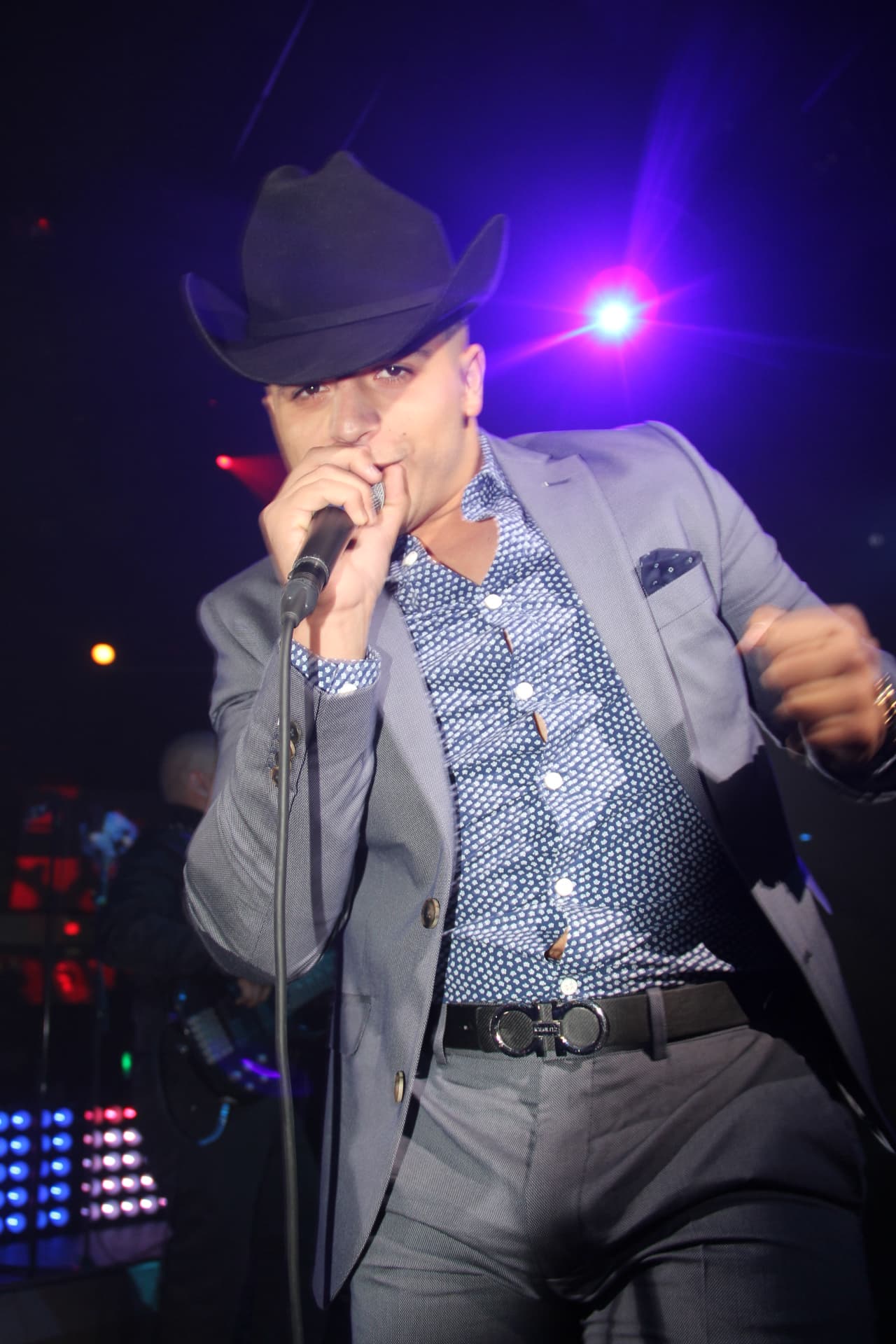 Jesús Mendoza es un talento sinaloense que va creciendo en popularidad, y los fans no se resistieron a sus corridos en este Concierto Privado de la 105.9 y Univisión Arizona, exclusivo para los fans de las estaciones de la familia Univisión.