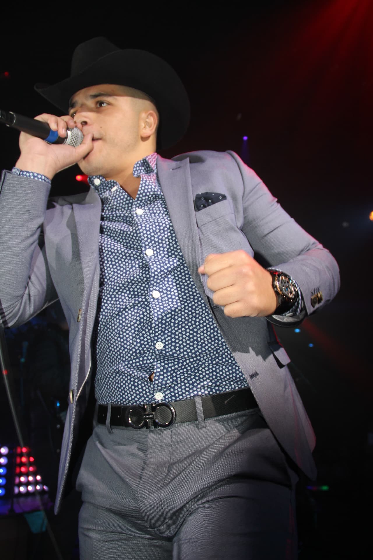 Jesús Mendoza es un talento sinaloense que va creciendo en popularidad, y los fans no se resistieron a sus corridos en este Concierto Privado de la 105.9 y Univisión Arizona, exclusivo para los fans de las estaciones de la familia Univisión.