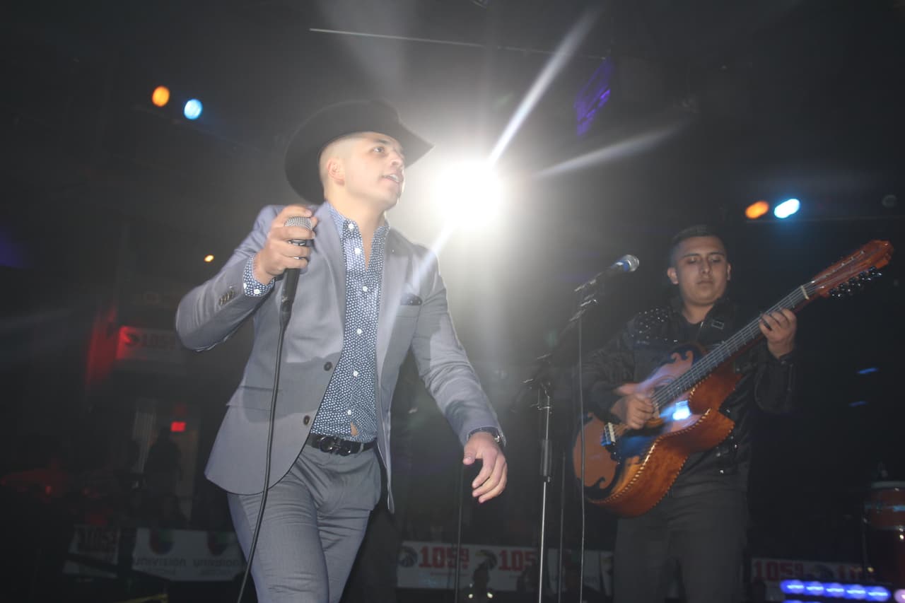 Jesús Mendoza es un talento sinaloense que va creciendo en popularidad, y los fans no se resistieron a sus corridos en este Concierto Privado de la 105.9 y Univisión Arizona, exclusivo para los fans de las estaciones de la familia Univisión.