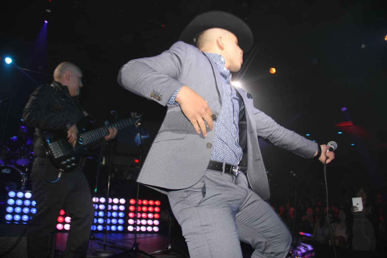 Jesús Mendoza es un talento sinaloense que va creciendo en popularidad, y los fans no se resistieron a sus corridos en este Concierto Privado de la 105.9 y Univisión Arizona, exclusivo para los fans de las estaciones de la familia Univisión.