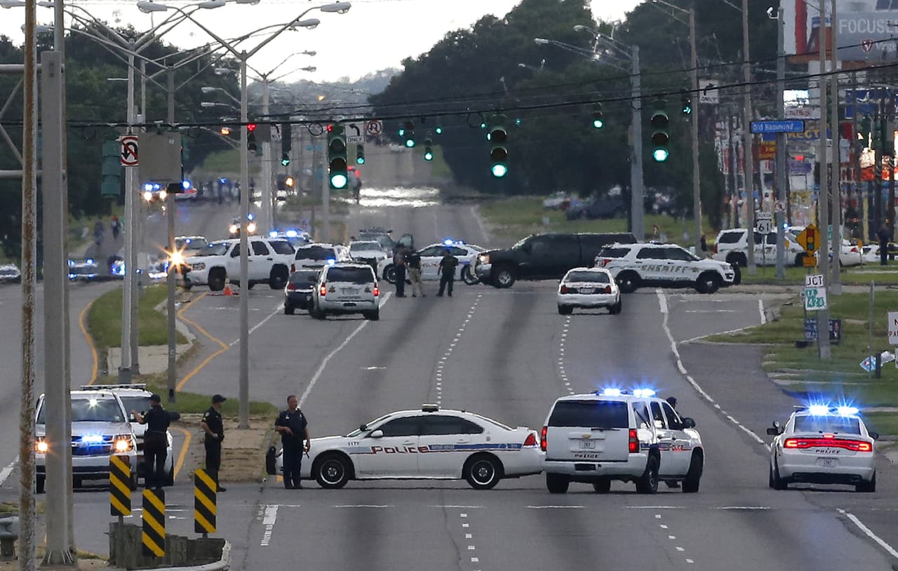 Vehículos policiales bloquean el acceso a Airline Highway en Baton Rouge.