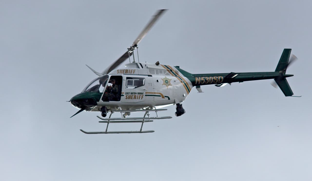 Un helicóptero sobrevuela la zona de Baton Rouge donde tres policías fueron asesinados.