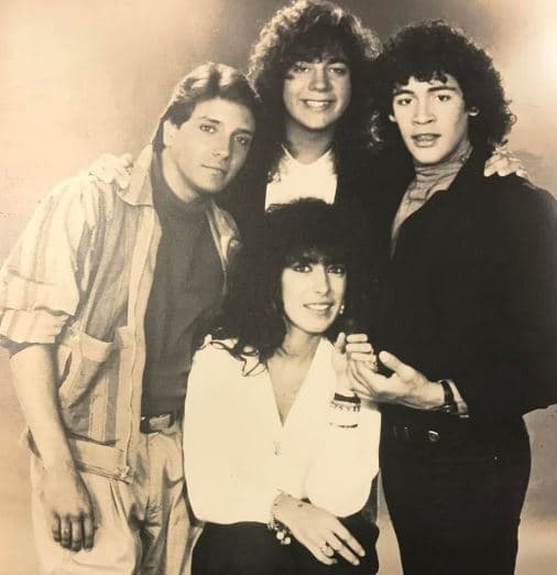 Sin pensarlo, posó en esta fotografía con Luz María Doria, quien sería su jefa años después en Despierta América.