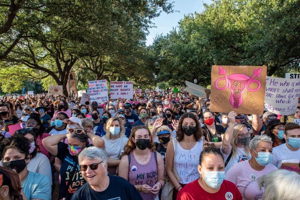 La Corte Suprema 
<a href="https://www.univision.com/noticias/justicia/corte-suprema-no-bloquea-ley-antiaborto-de-texas" target="_blank">se ha negado a intervenir de urgencia para bloquear la ley de Texas</a> y podría aprovechar la revisión de una ley restrictiva del estado de Mississippi para cambiar su jurisprudencia. En la imagen, la nutrida protesta llevada a cabo en la ciudad texana de Austin.