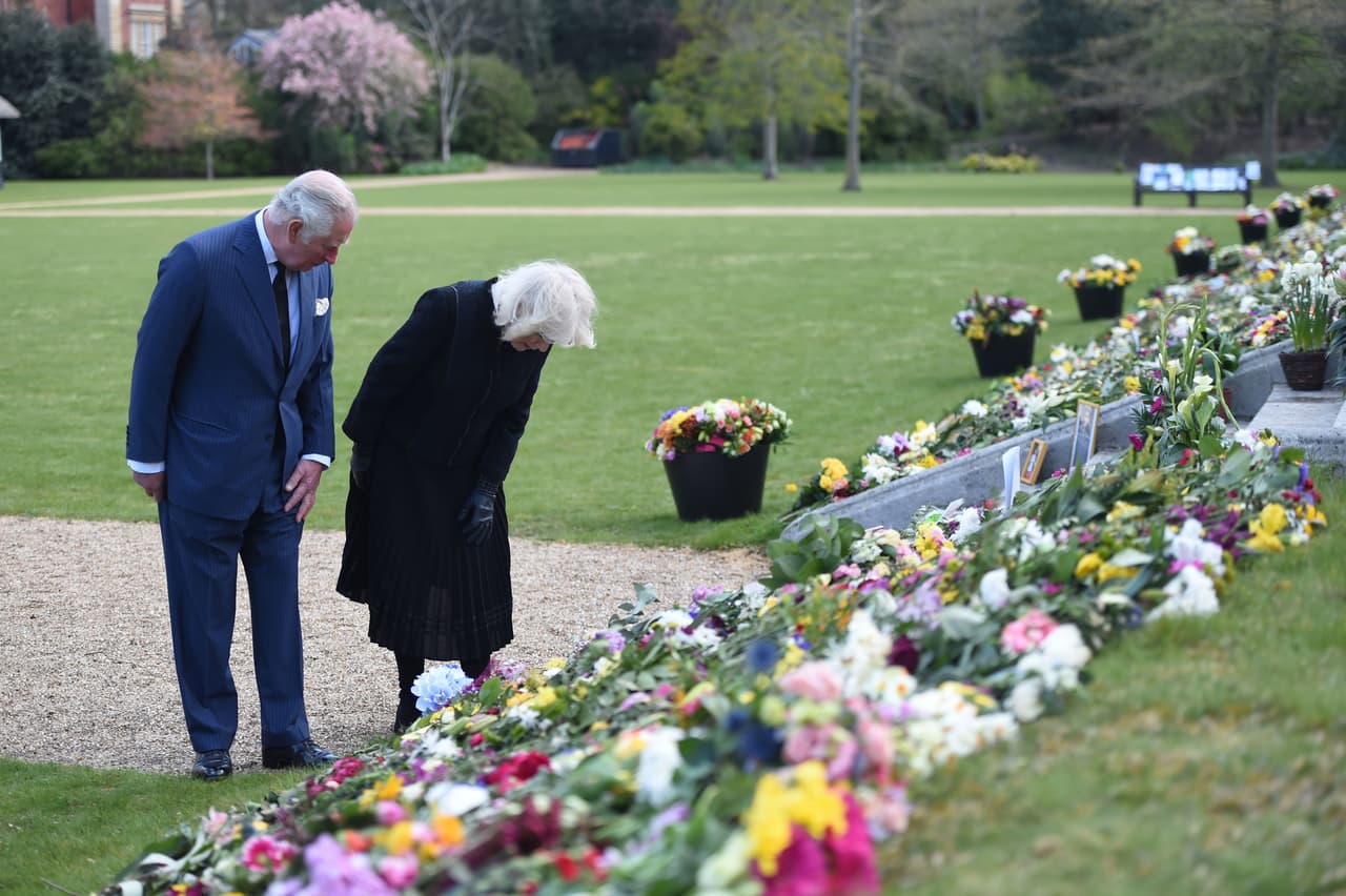 Visiblemente emocionados, el príncipe Carlos y Camilla Parker Bowles observaron y leyeron algunas de las condolencias que acompañan los arreglos florales. 
<br>