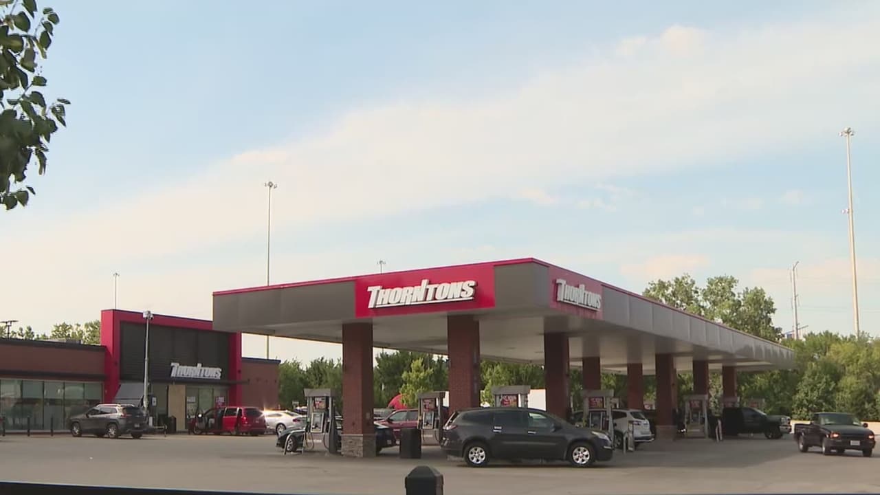 Asesinan a cliente durante asalto armado en una gasolinera de Brighton Park en la madrugada