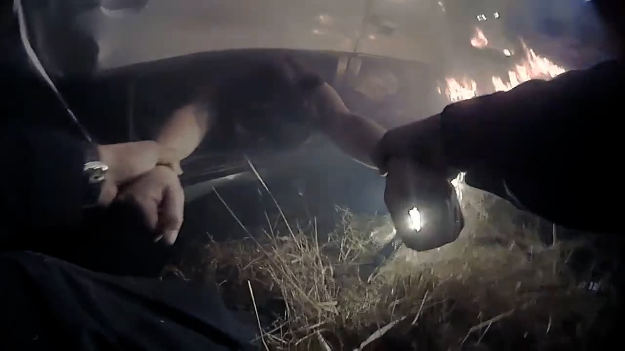 Policía rescata a mujer de un auto en llamas en una autopista de California