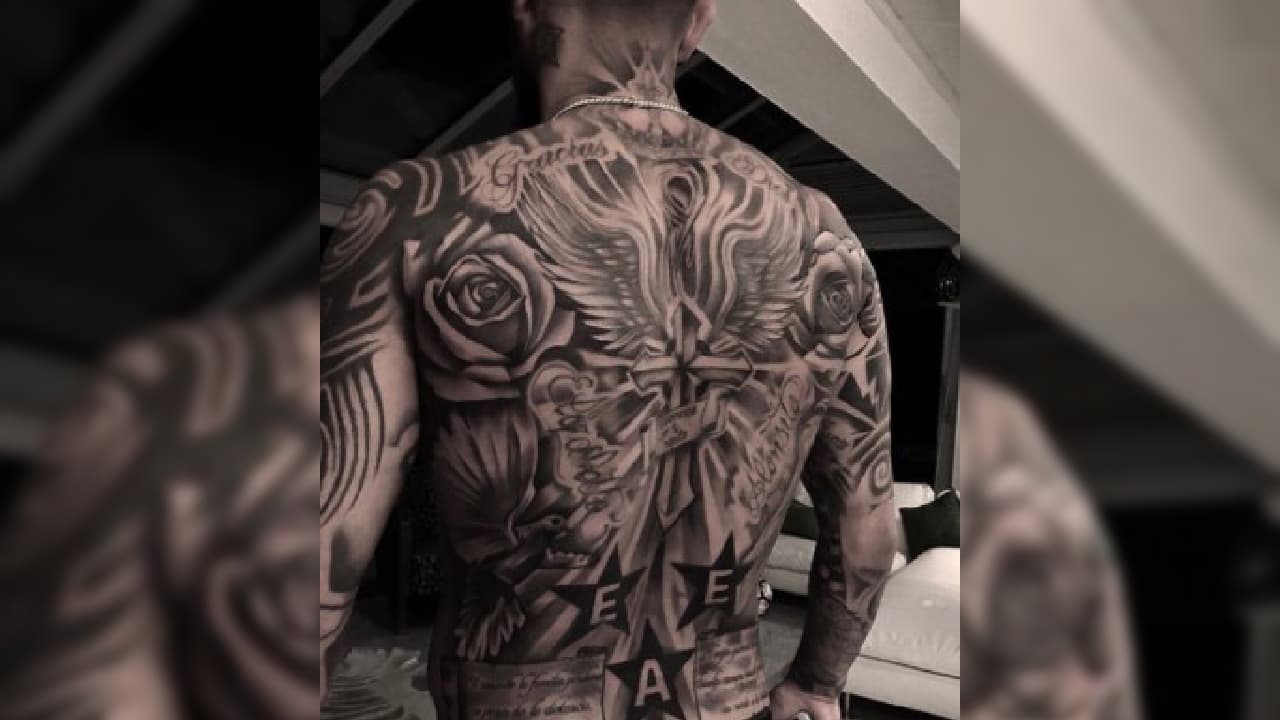 En la espalda del 'Rey Arturo' resalta la cruz justo en el centro, las rosas a los costados, una palomala palabra 'Gracias'.