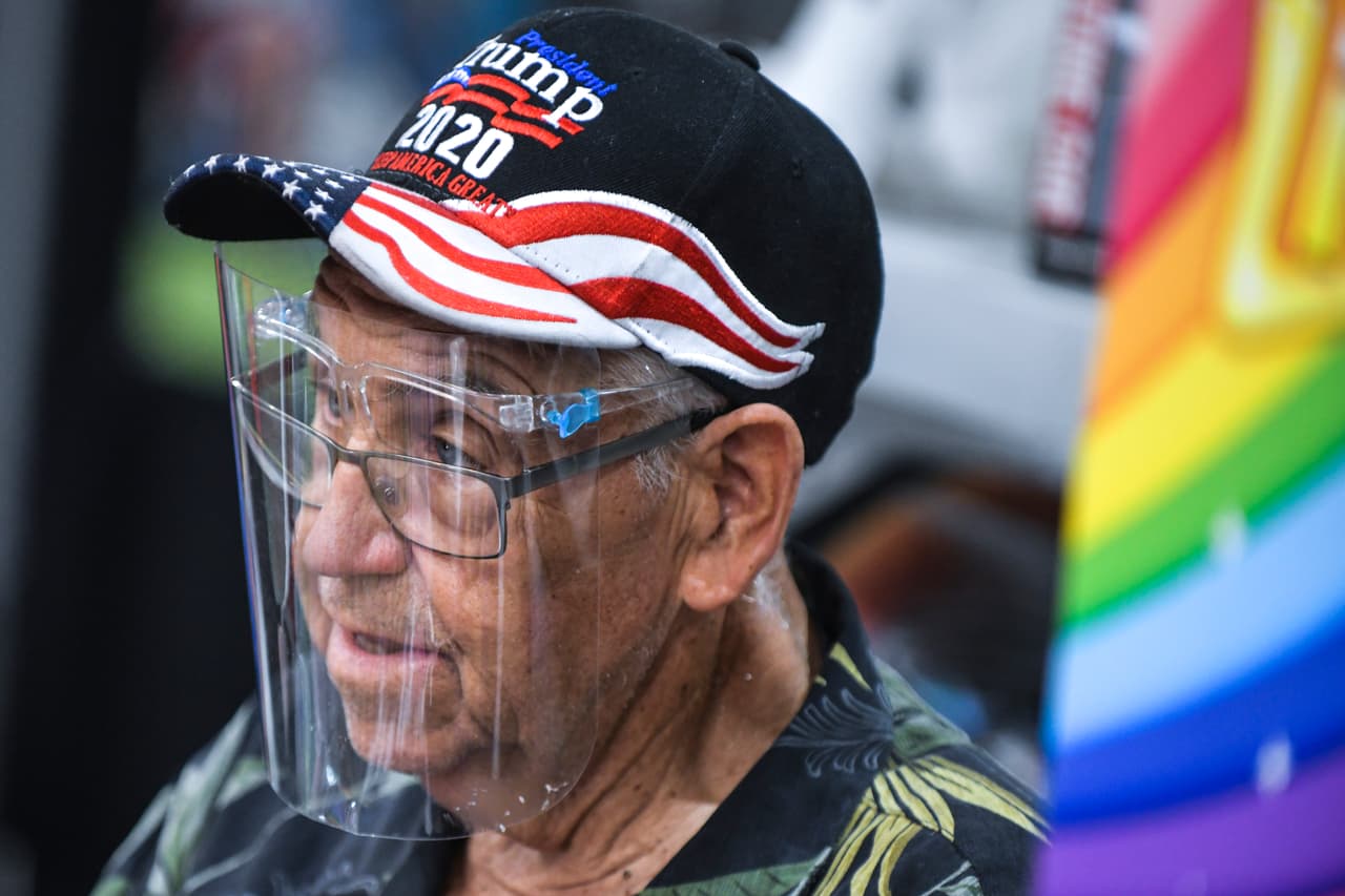 Un periodista de AP, quien asistió al evento durante varias horas, logró contar no más de 10 personas con cubrebocas de entre una multitud de miles.