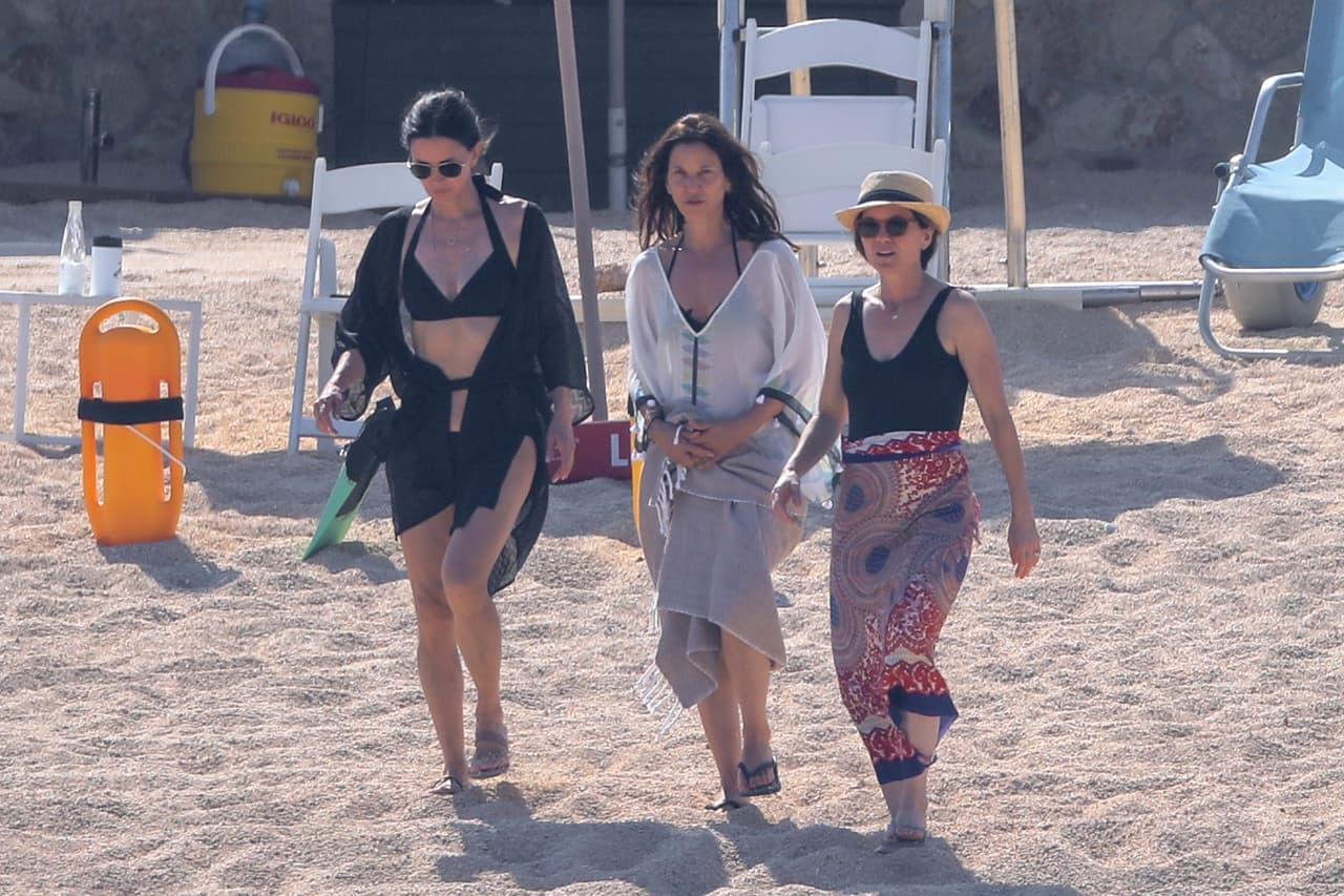 Cox celebró el cumpleaños acompañada de sus mejores amigas, quienes acudieron a la playa para disfrutar del sol y el mar.