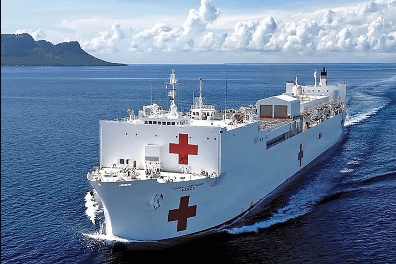 Buque hospital de la Marina de EEUU llega a Los Ángeles para ayudar con la crisis del coronavirus