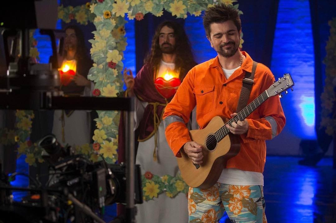 Con una imagen de Cristo y rodeado de mucho color aparece el artista en el videoclip de dicho tema, como se puede apreciar en 
<b><a href="https://www.instagram.com/juanes/">esta imagen compartida por Juanes en Instagram</a></b>.