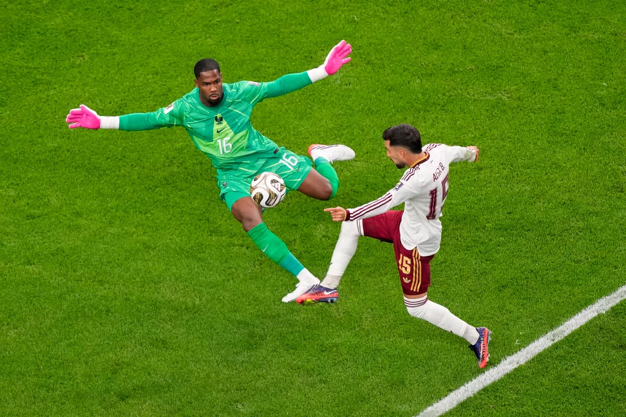 El español Alex Baena (15) intenta marcar mientras el portero de Francia, Mike Maignan (16), defiende durante el partido de semifinales de la Copa del Mundo entre Francia y España en Arlington, Texas, cerca de Dallas, el martes 14 de julio de 2026.