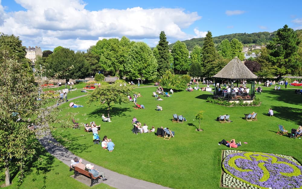 <b>CAPRICORNIO</b>
<br>A veces estás tan ensimismado en tu propio mundo y tu propia rutina que olvidas que hay un gran mundo allá afuera, repleto de muchas personas, nueva gente qué conocer, naturaleza perfecta y todo lindo. Comienza con salir al parque, a una plaza, a pasear... no te encierres.