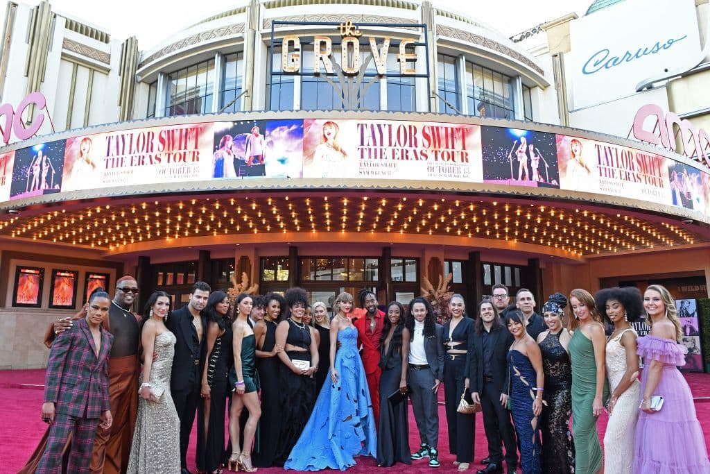 Swift, al centro, se rodeó de su equipo de músicos y bailarines para celebrar el estreno. Después, dedicó un tiempo a sus fans.