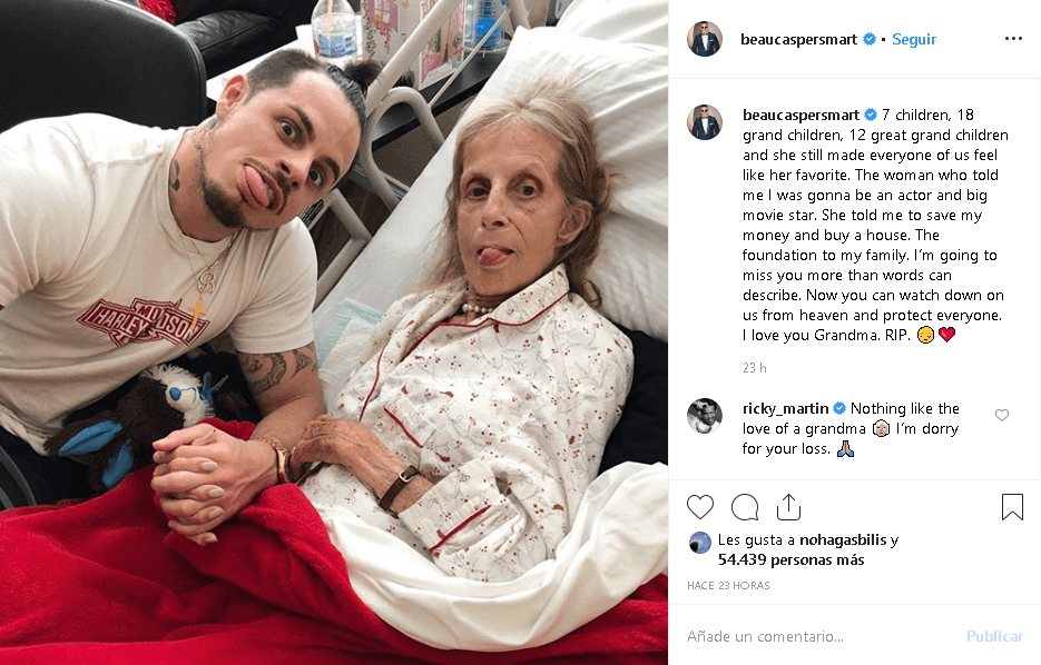 Junto a la imagen, Casper escribió un emotivo mensaje dedicado a su abuela, quien llevaba meses hospitalizada porque padecía cáncer, según muestran las fotos en la red social.