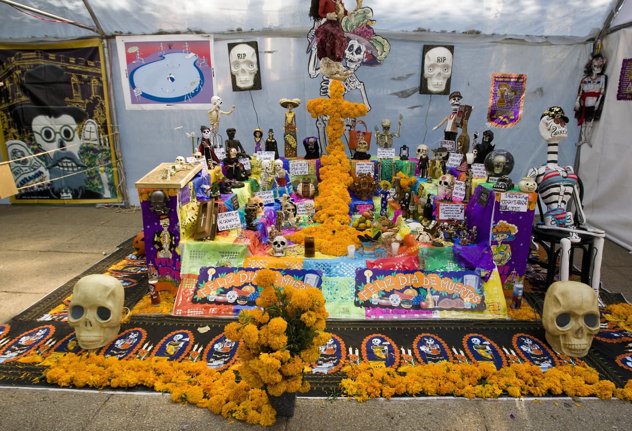 Y esto es parte de la importancia cultural de la flor en México dentro de uso como parte del Día de los Muertos; porque se dice que la pigmentación amarilla o anaranjada que tiene la flor, supuestamente evoca la imagen del Sol, que es lo que guía a las almas en su día de regreso a nuestro mundo.
