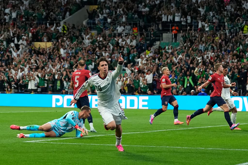 El mexicano Mateo Chávez celebra tras marcar el primer gol durante