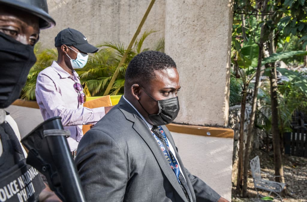 Carl Henry Destin, un juez de paz haitiano, es visto en la residencia del difunto presidente haitiano Jovenel Moise el 15 de julio de 2021, tras su asesinato el 7 de julio de 2021. Dos días después se escondiera tras recibir amenazas.