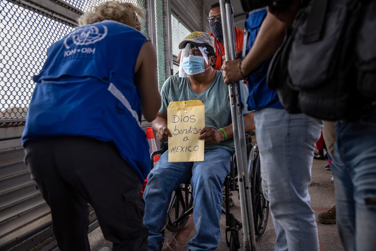<b>'¿En qué lo ayudo?'. </b>Un miembro del personal de la Organización Internacional para las Migraciones de la ONU habla con un inmigrante en la frontera entre Estados Unidos y México.