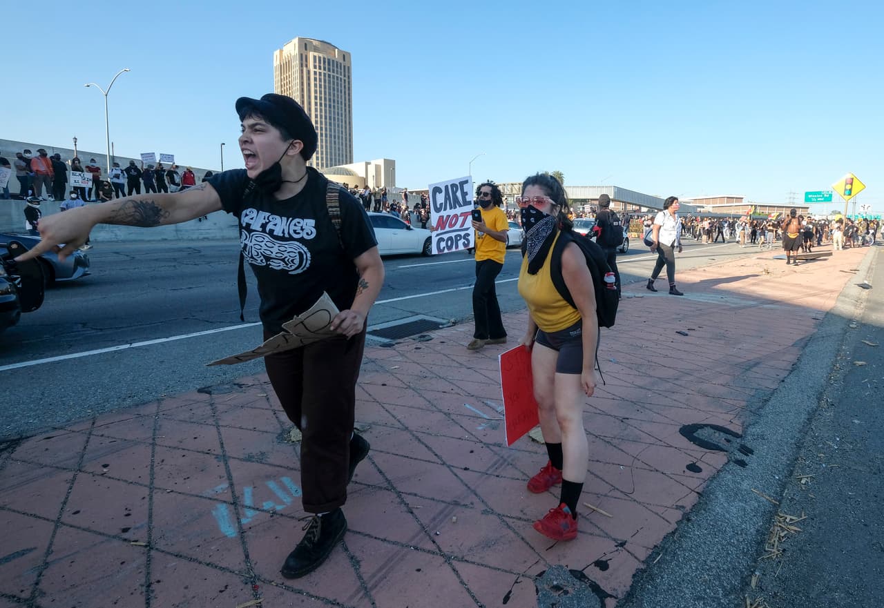 Otro grupo de manifestantes tomaron la autopista 101 a la altura de 
<a href="https://www.univision.com/temas/hollywood">Hollywood</a>, cerrando el paso de conductores y creando un caos vehicular en horas de la tarde del miércoles 27 de mayo.
<br>