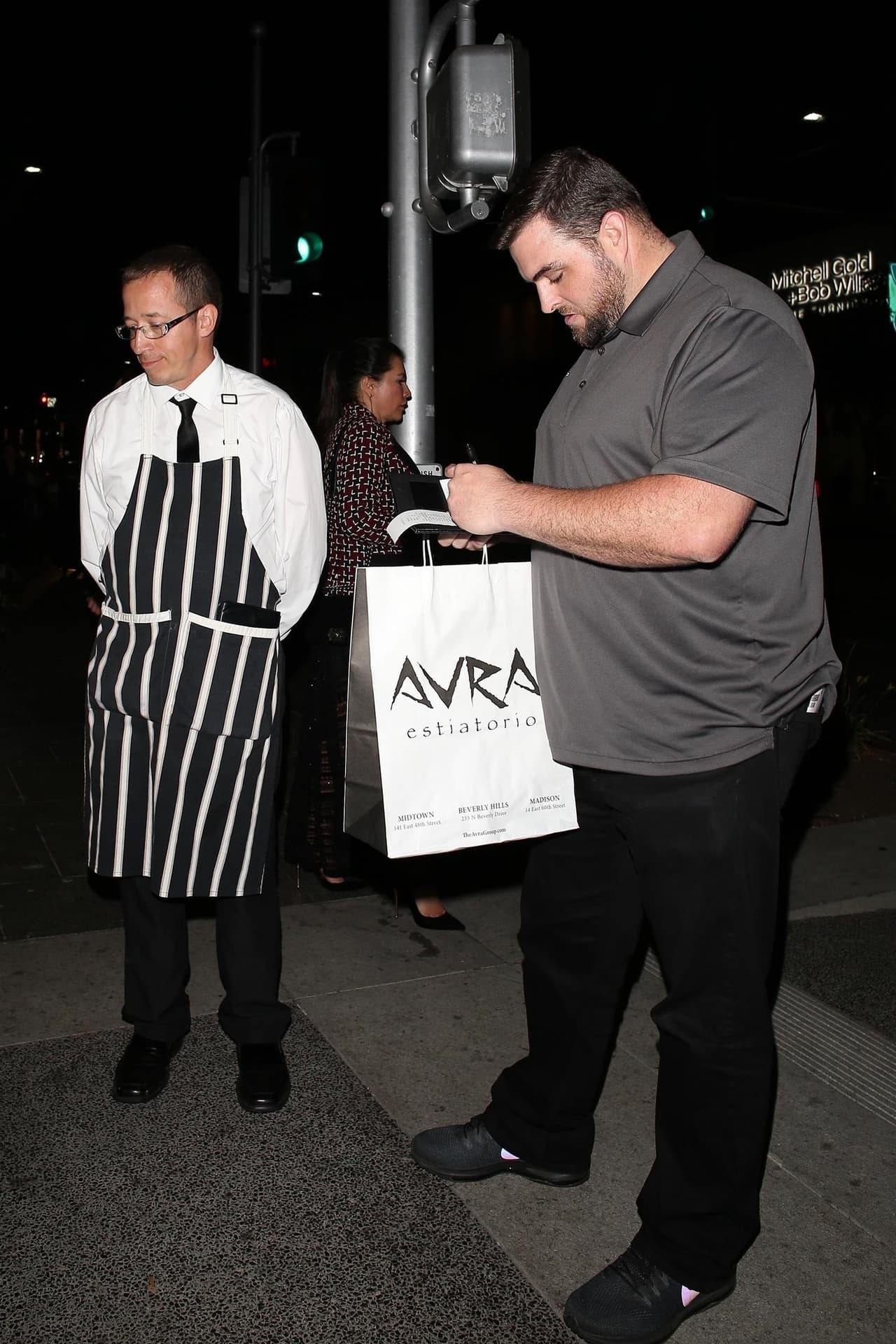 Uy, pero sí que olvidaron dos cosas importantes. Un mesero del restaurante salió para entregarles la comida que sobró y al mismo tiempo pedir que cancelaran la cuenta.