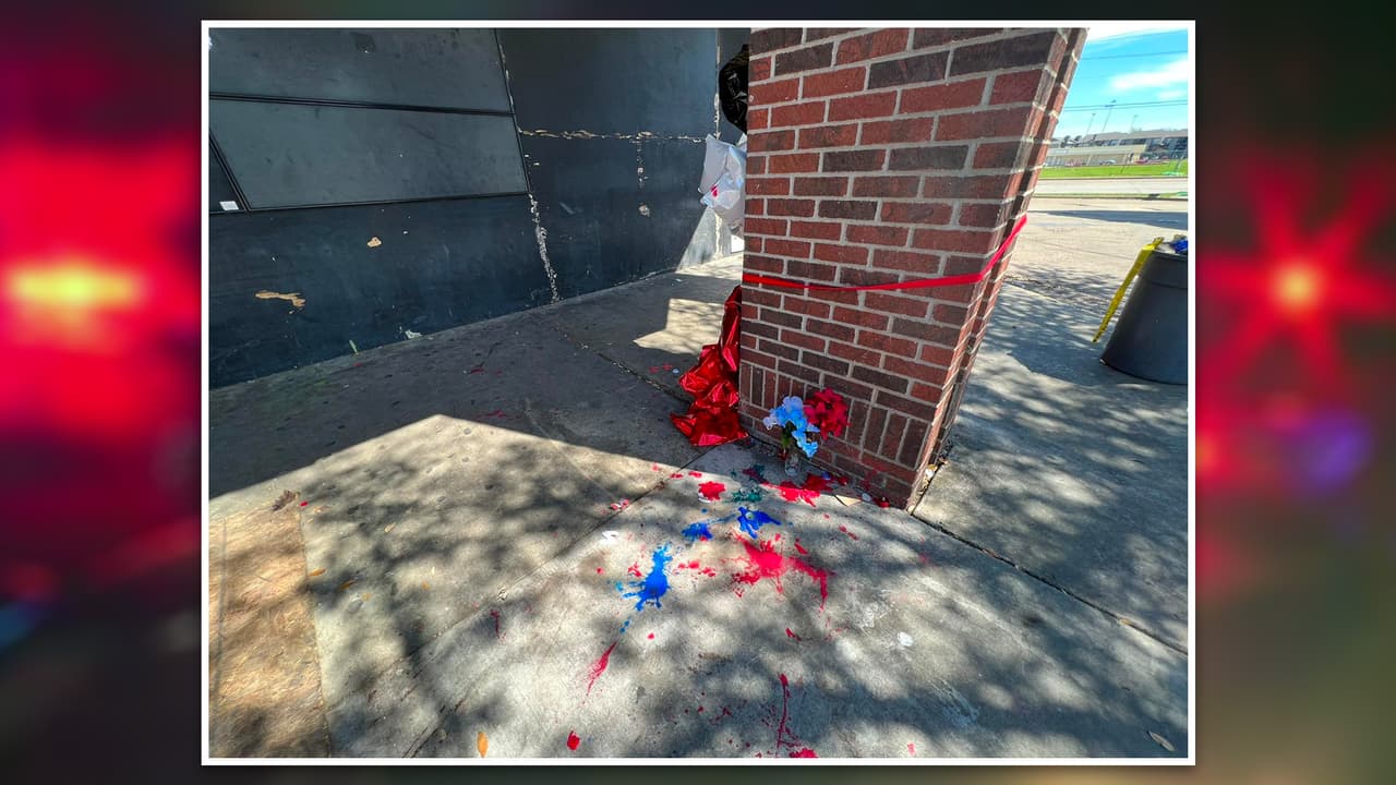 Los detectives determinaron que Jones se encontraba fuera del negocio cuando 
<b>Simpson se le acercó y le disparó</b>. Según la policía, Simpson intentó abandonar el lugar, pero corrió al interior del edificio y 
<b>discutió con otra persona que le disparó</b>.