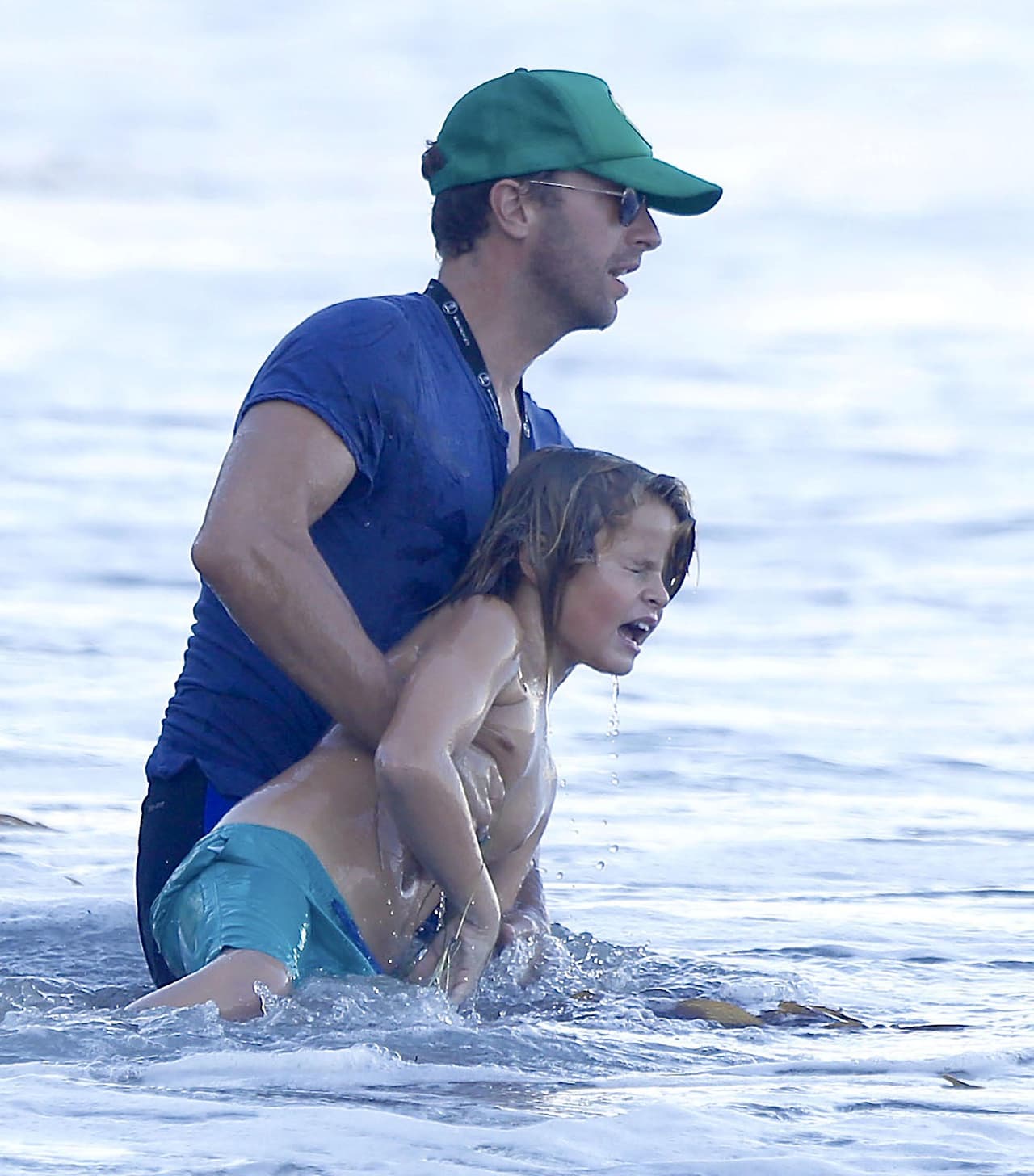 Moses se mostró un poco temeroso al entrar al mar, sin embargo, su súper papá lo cuido en todo momento.