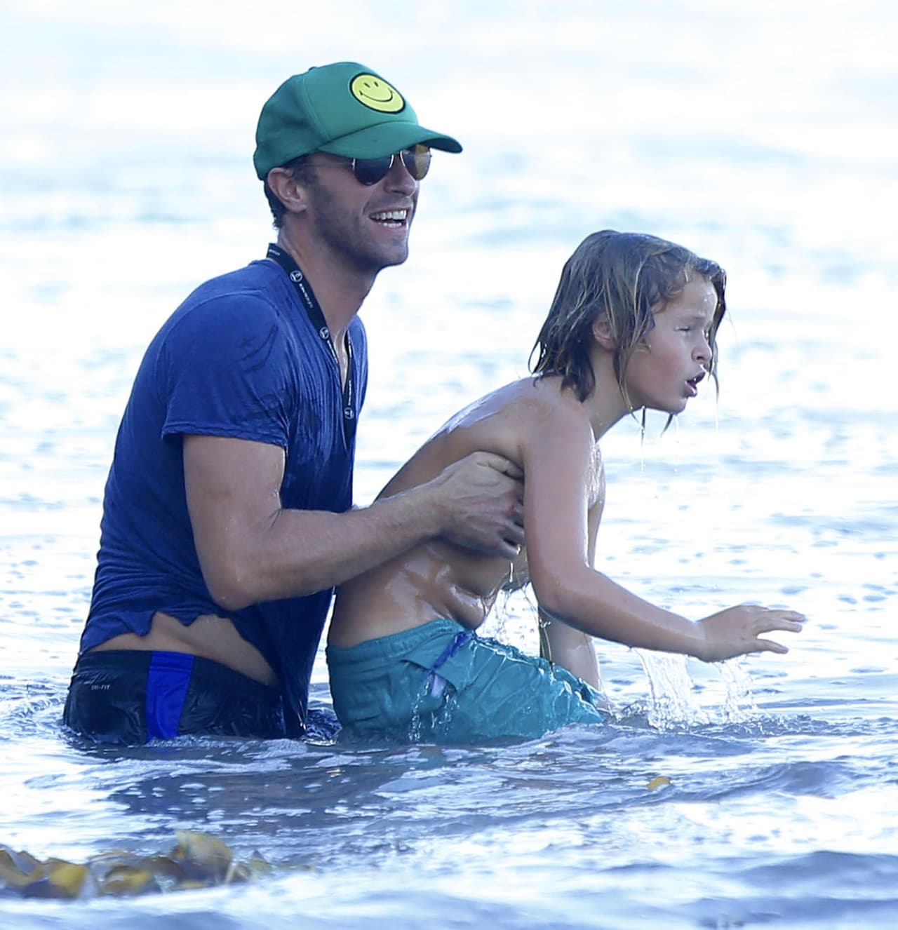 Sumergirse en el mar y jugar con las olas fue una de las actividades que hicieron papá e hijo.