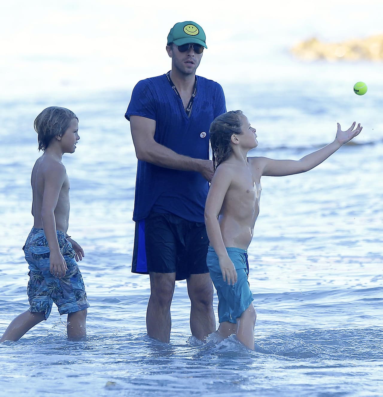 Chris demostró ser experto en cuidar niños, pues no sólo estaba su hijo sino también un amigo de él.