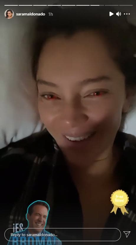 Comentó que no presentó ningún efecto secundario, solo dolor en el brazo y bromeó con la situación: "¿Ustedes creen que me dio reacción la vacuna? Yo me siento bien, pero me veo medio rara", dijo entre risas y 
<b>usando un filtro de Instagram para cambiarse el color de ojos</b>.
<br>