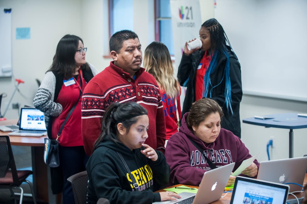 Ocho colegios y universidades ayudaron a estudiantes y sus familias llenar las solicitudes de FAFSA.