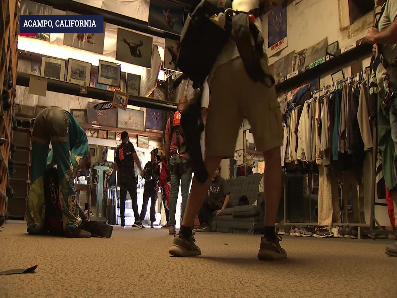 Mujer muere al no activarse su paracaídas en California