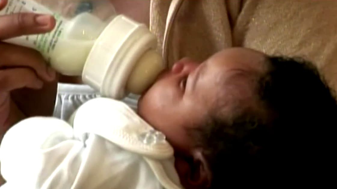 ¿Cómo sustituir la fórmula para bebés ante la escasez? Médico responde las dudas de los padres