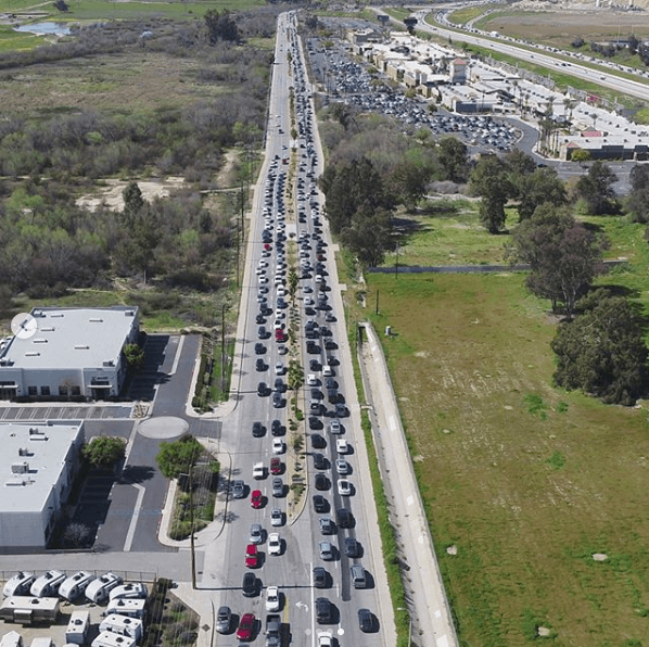 En sus vhehículos o en las filas para esperar el transporte público dispuestos, los locales y visitantes debieron esperar por horas para llegar a su destino.