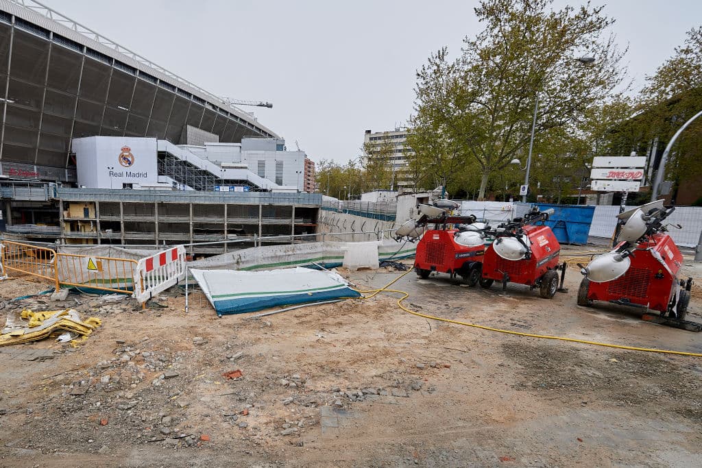 La obras en el Santiago Bernabéu continuan a toda máquina para adelantar todo lo posible durante la cuarentena. Entre lo más destacado est´a el desmontaje de la cubierta del estadio. En el fondo norte se ha desmontado toda la estructura metálica y se está desmontando sector a sector la cubierta rígida de la que ya prácticamente no queda nada.