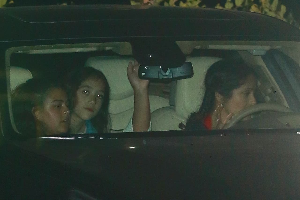 Una linda noche de Salma con su hija y sus amistades en Hollywood.