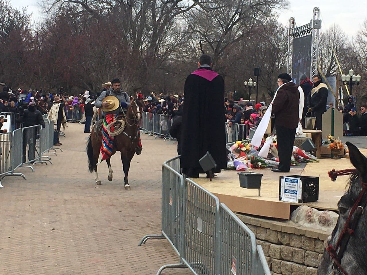 Los católicos de todo el mundo celebran su fiesta anual cada 12 de diciembre. La peregrinación a caballo es el comienzo no oficial de las festividades en el santuario que concluye con 24 horas de misas el jueves.