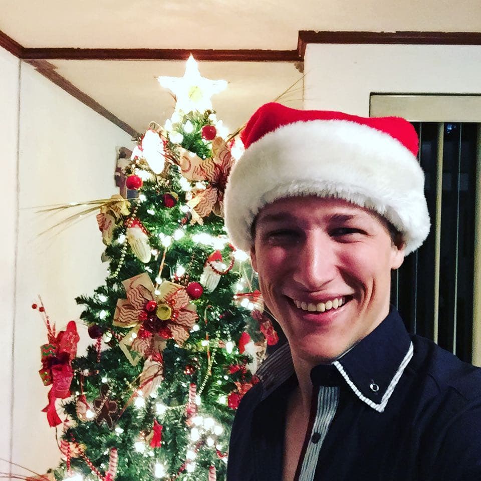 Relató que hace dos años, "Diego le pegó a Alejandro y
<b><a href="https://www.univision.com/entretenimiento/me-llamo-mentiroso-y-lo-corri-de-mi-casa-alfredo-adame-habla-por-primera-vez-del-distanciamiento-con-su-hijo" target="_blank"> le sacó la sangre</a></b>". Según él se debe a que "es un muchacho egoísta, envidioso, que nunca aceptó que tuviera dos hermanos".
<br>