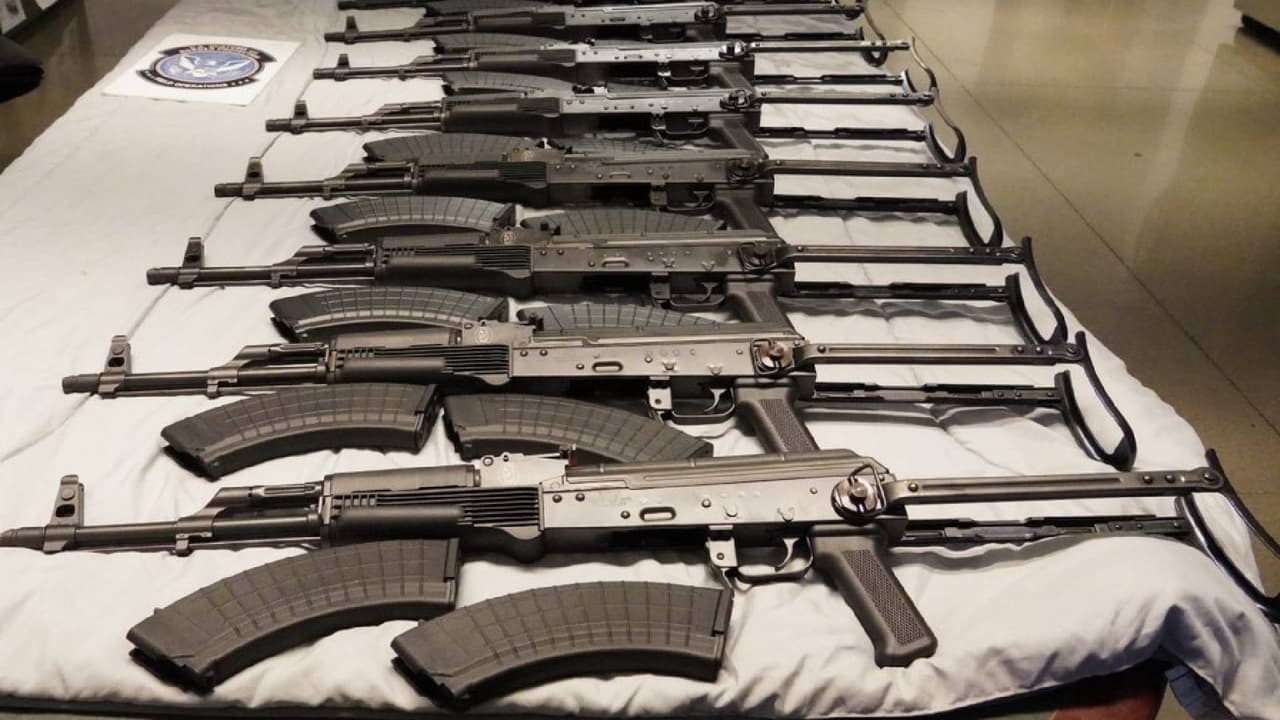 Condenan a dos adolescentes por contrabando fusiles AK-47 hacia México